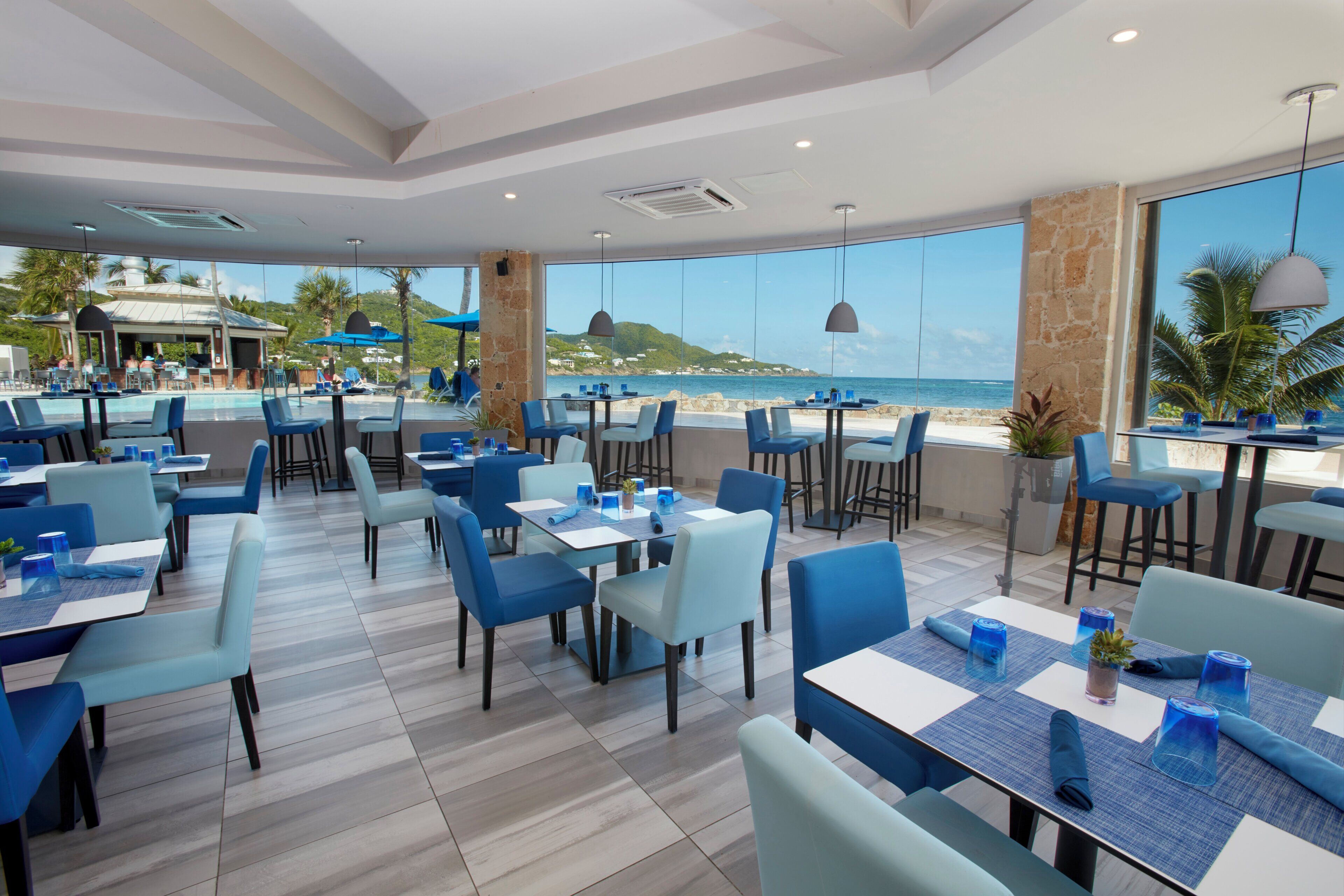 2 restaurants; breakfast and lunch served