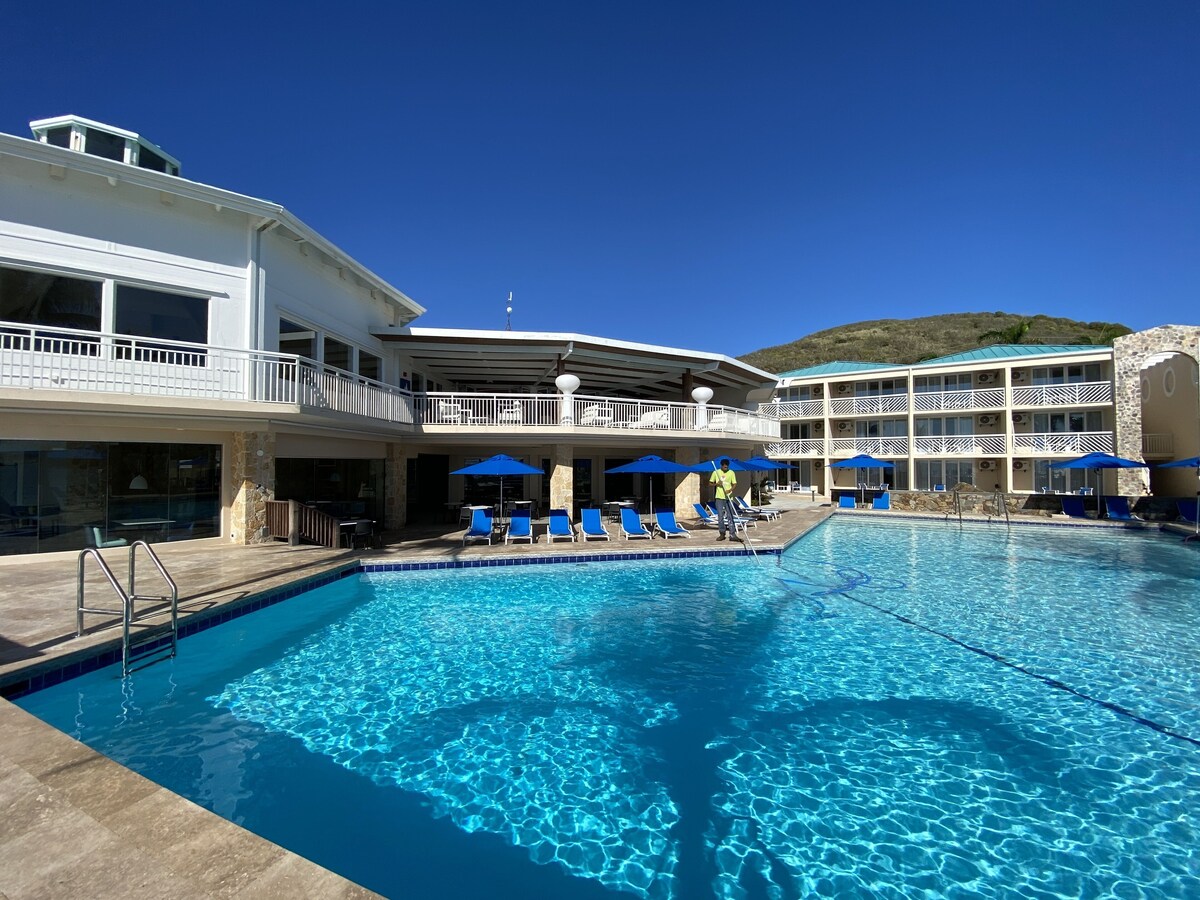 2 outdoor pools, sun loungers