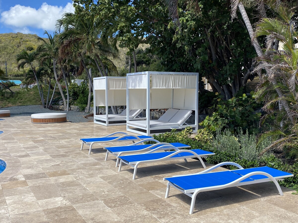 2 outdoor pools, sun loungers