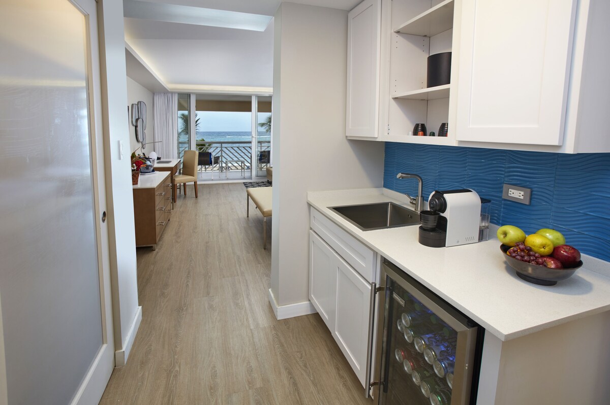 Premium Single Room | In-room safe, desk, laptop workspace, blackout drapes