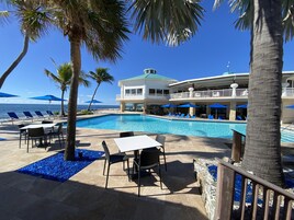 2 piscinas al aire libre, sillones reclinables de piscina