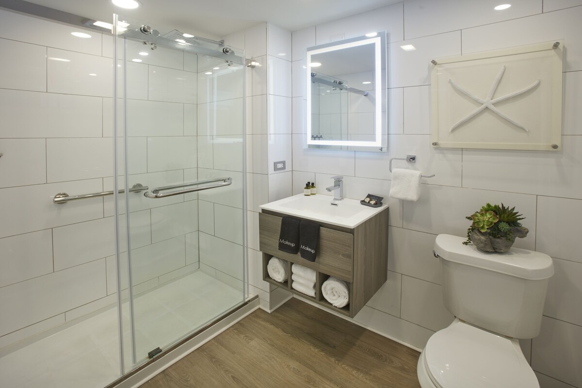 Premium Single Room | Bathroom | Shower, free toiletries, hair dryer, towels