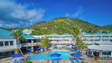 2 outdoor pools, sun loungers