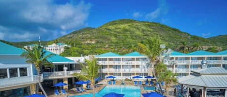 2 outdoor pools, pool loungers
