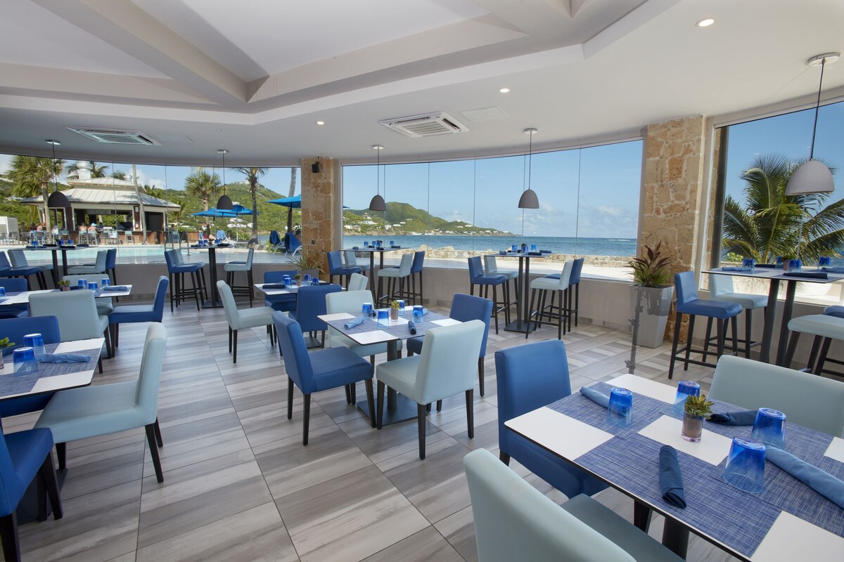 3 restaurants, breakfast, lunch, dinner served; Italian cuisine