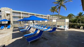 2 albercas al aire libre y camastros