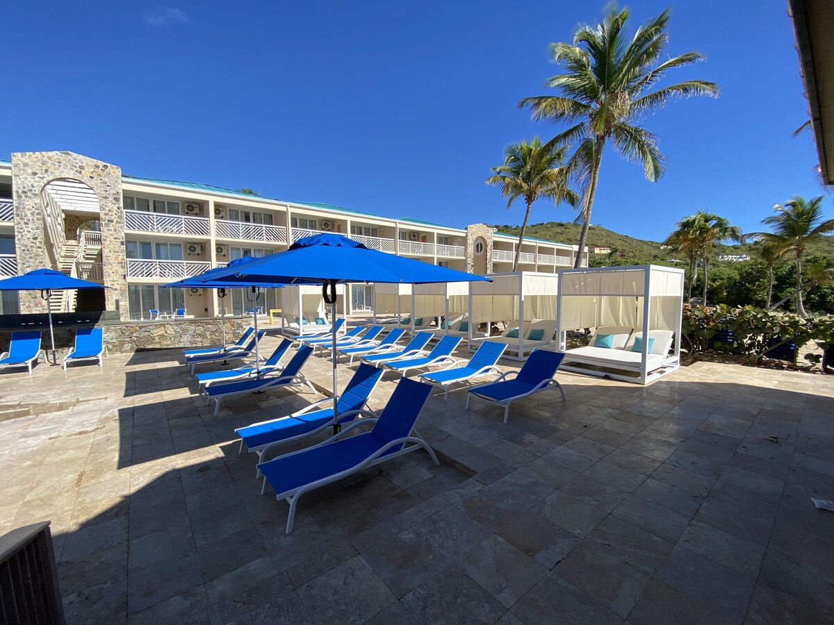 2 outdoor pools, sun loungers