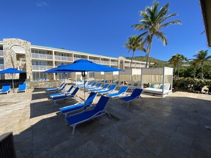 2 outdoor pools, pool loungers