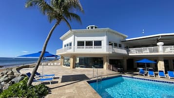 2 albercas al aire libre y camastros