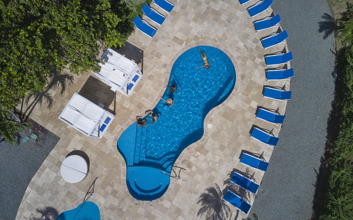 2 outdoor pools, sun loungers