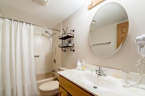 Ensemble douche/baignoire, sèche-cheveux, serviettes fournies