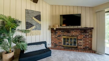 Smart TV, fireplace
