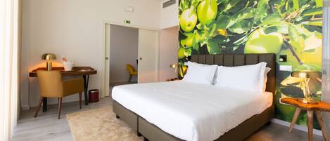 Minibar, coffres-forts dans les chambres, bureau