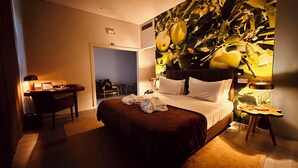 A hotel room with a large bed, a desk with a lamp, and a painting on the wall. - Grapple Hotel (Carrazeda de Ansiaes)