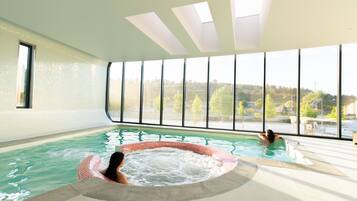 Una piscina techada, una piscina al aire libre de temporada