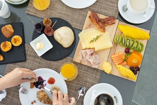 Buffet déjeuner gratuit tous les jours