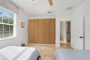 4 bedrooms, iron/ironing board, internet, bed sheets