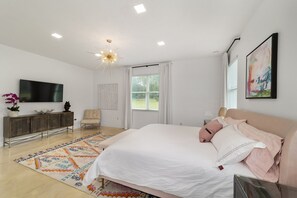 4 bedrooms, desk, iron/ironing board, free WiFi