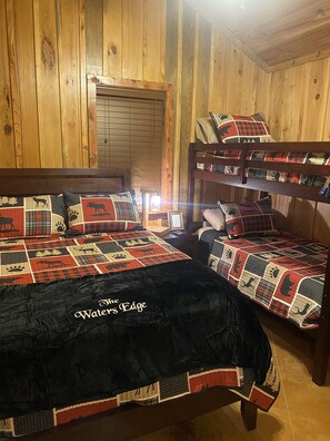3 bedrooms, free WiFi, bed sheets - New Cabin on Lake Enterprise in Wilmot Arkansas (Wilmot)