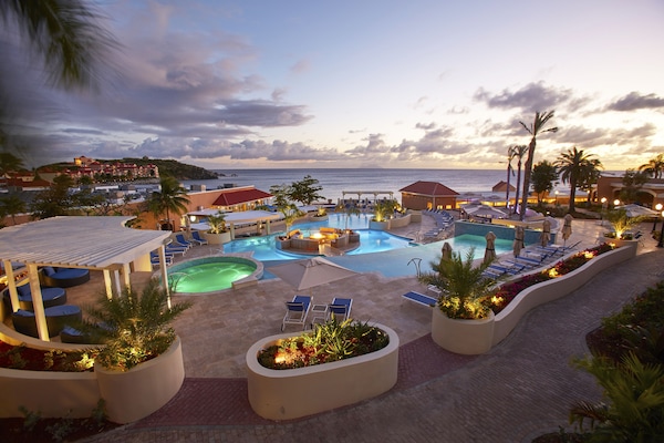 3 piscines extérieures