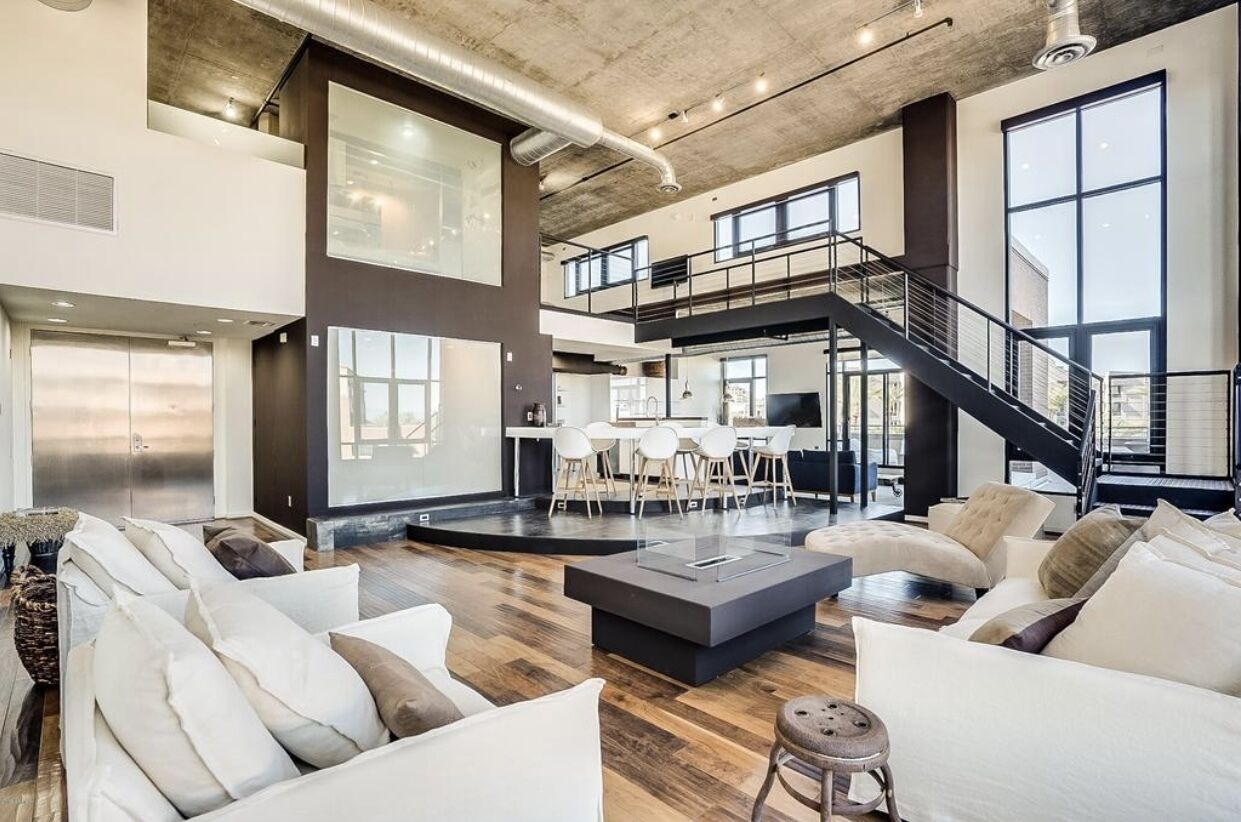 Urban chic loft, twinkling lights & mountain views 