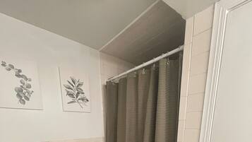 Douche, sèche-cheveux, serviettes fournies, savon