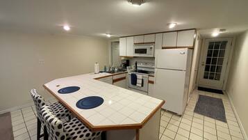 Kylskåp, mikrovågsugn, ugn och spishäll