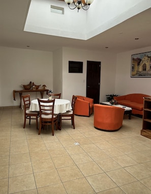 Traditional Triple Room | Laptop workspace, iron/ironing board, free WiFi, bed sheets - Nico Hotel (Antigua Guatemala)