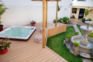 Bañera de hidromasaje al aire libre