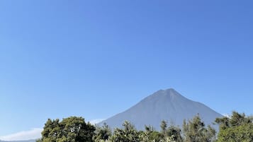 Una montaña con cielo despejado.