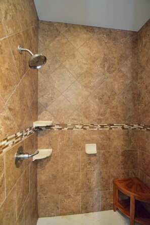 Baignoire, sèche-cheveux, serviettes fournies, papier toilette