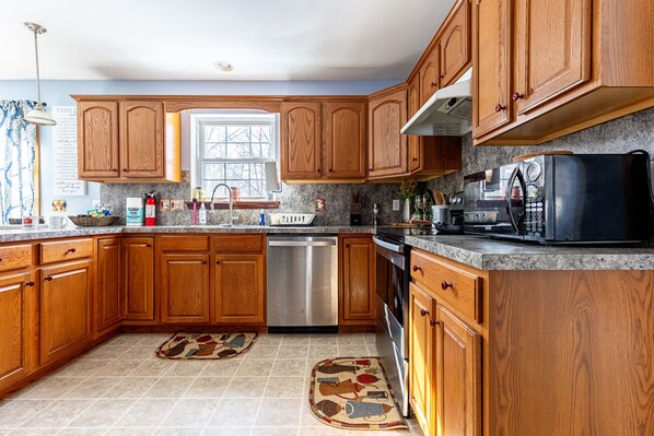 冰箱、微波炉、烤箱、炉灶