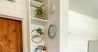 Cozy Apt, Great Location, Patio, Walk to Downtown!