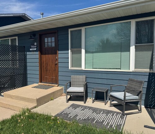 Cozy Apt, Great Location, Patio, Walk to Downtown!