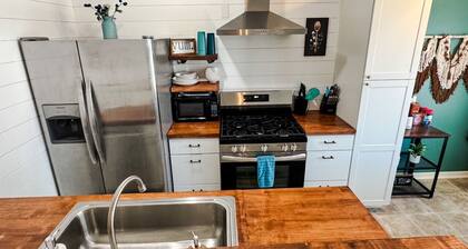 Cozy Apt, Great Location, Patio, Walk to Downtown!