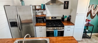 Cozy Apt, Great Location, Patio, Walk to Downtown!