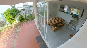 Outdoor dining - Queen Elizabeth Guesthouse (La Loma)
