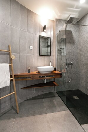 Haartrockner, Handtücher, Toilettenpapier