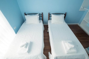 3 bedrooms, desk, iron/ironing board, free WiFi