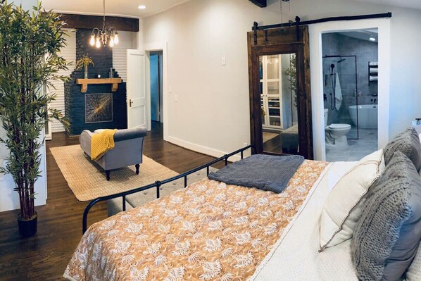 3 chambres, bureau, fer et planche à repasser, lit de bébé portatif