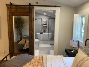 3 sovrum, skrivbord, strykjärn/strykbräda och resesäng