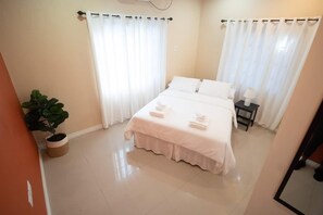 2 makuuhuonetta, työpöytä, silitysrauta/-lauta, ilmainen Wi-Fi