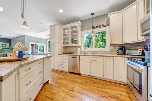 The Gate House - Lake Views and Private Cove