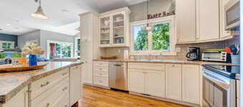 The Gate House - Lake Views and Private Cove