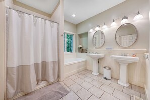 Baignoire, baignoire à remous, séchoir à cheveux, serviettes fournies