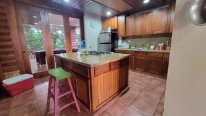 Una cucina con mobili in legno, un piano cottura a gas e un lavello.