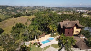 Un'ampia casa con piscina, immersa nel verde e circondata da dolci colline.