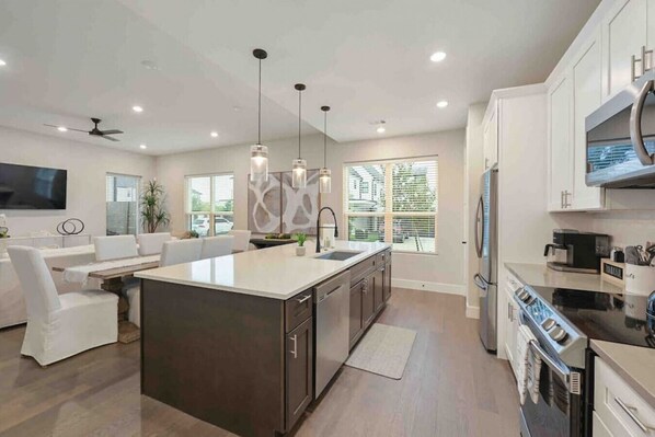 Refrigerador, microondas, horno y parrilla de estufa 