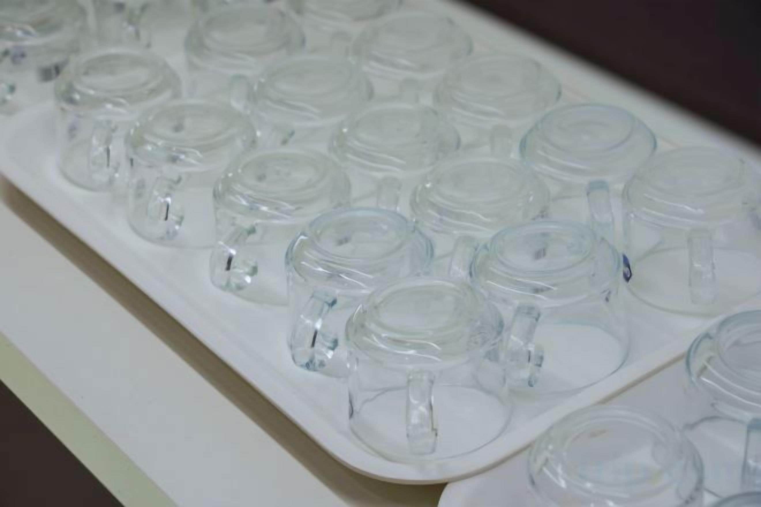 A tray of clear plastic cups.