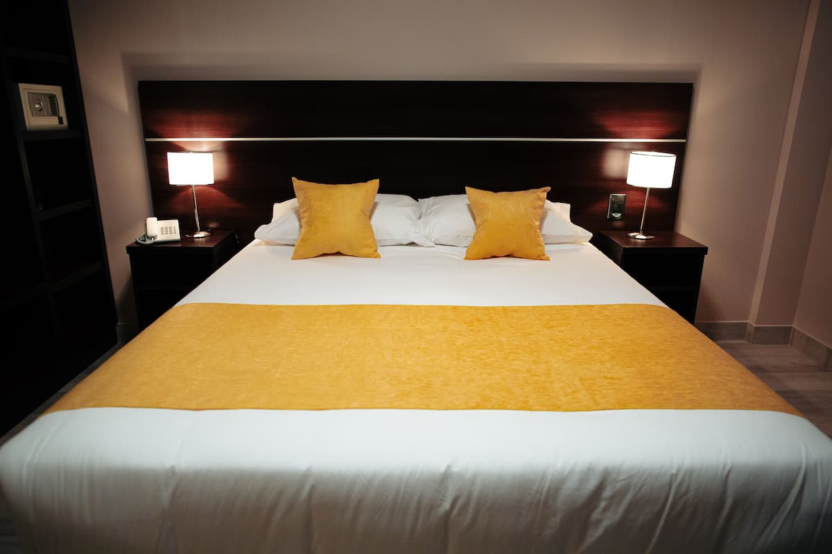 In-room safe, desk, free WiFi